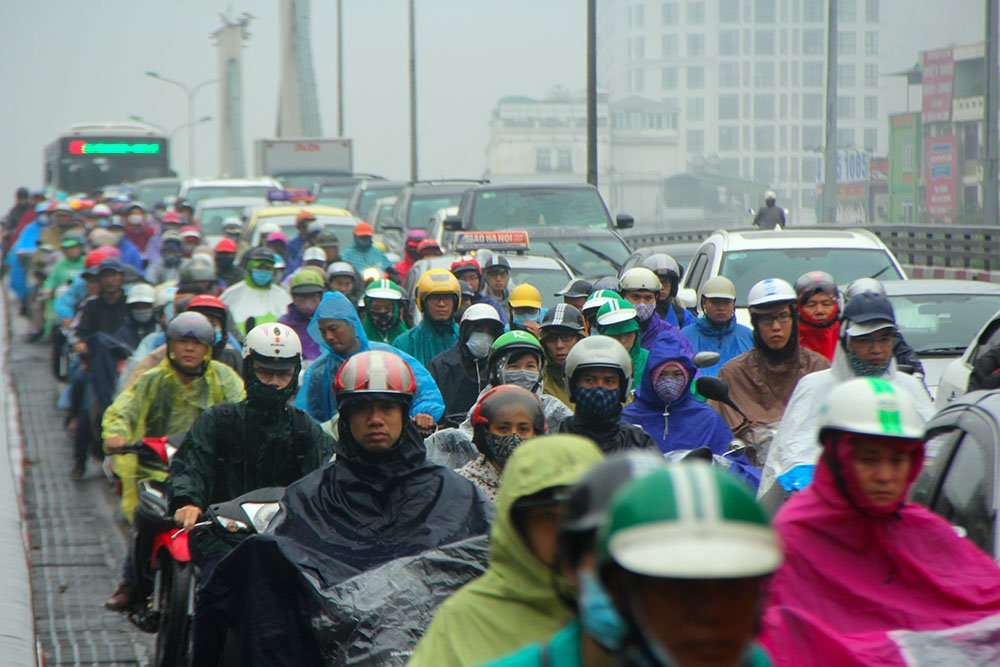 Hà Nội mù mịt, tắc cứng trong mưa phùn